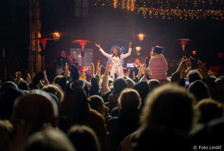 Temperamentna Tanja Žagar je razgrela kamniško publiko za najdaljšo noč v letu in silvestrovanje v centru Pravljičnega Kamnika (4)